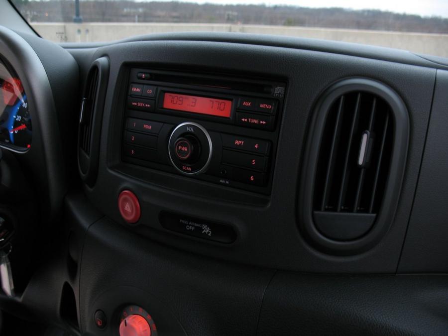 Детали интерьера Nissan Cube (Z12) 2009 года  (US) (фото 28 из 84)